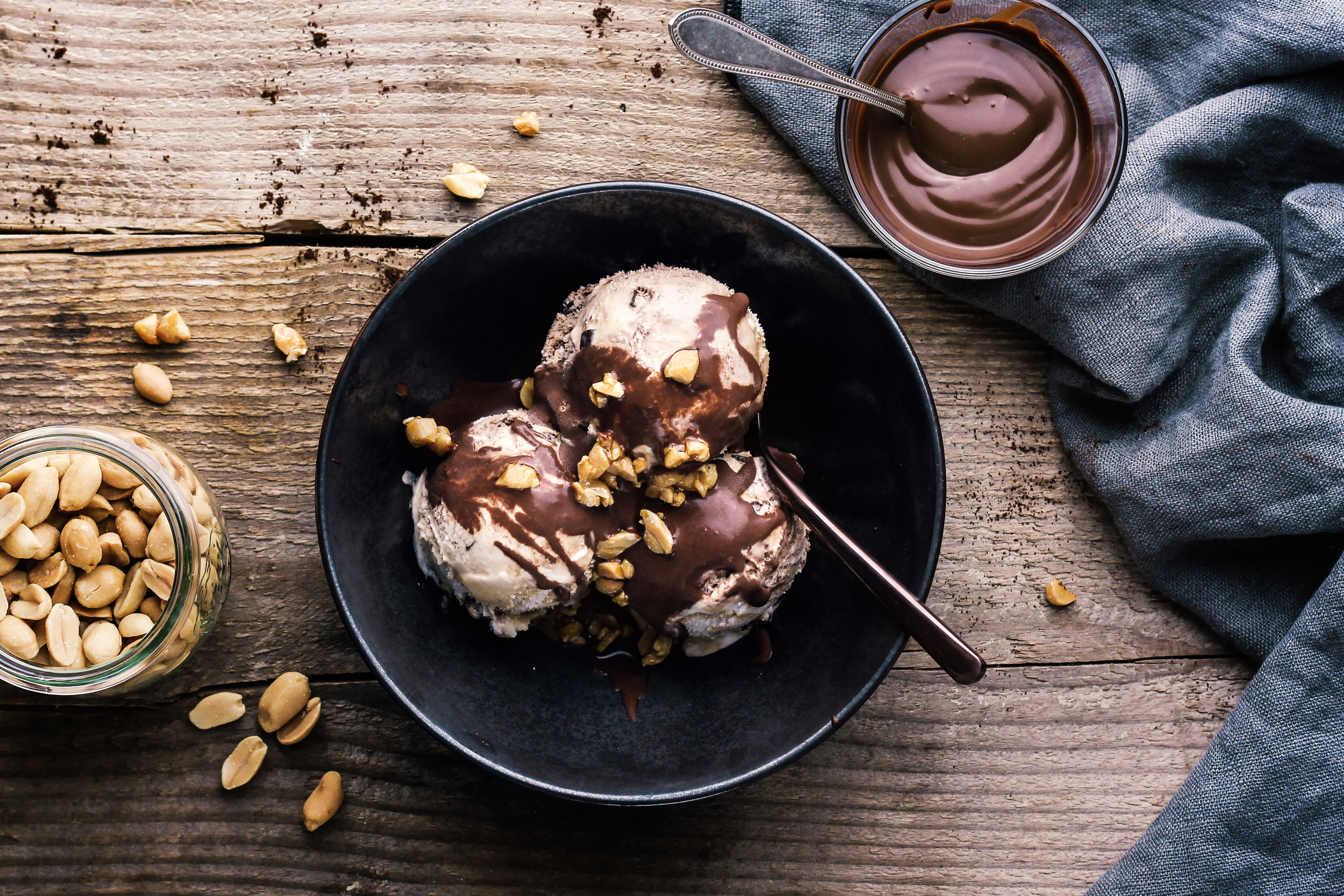 Cappuccino mit Mocha Sauce und Erdnuss-Crunch