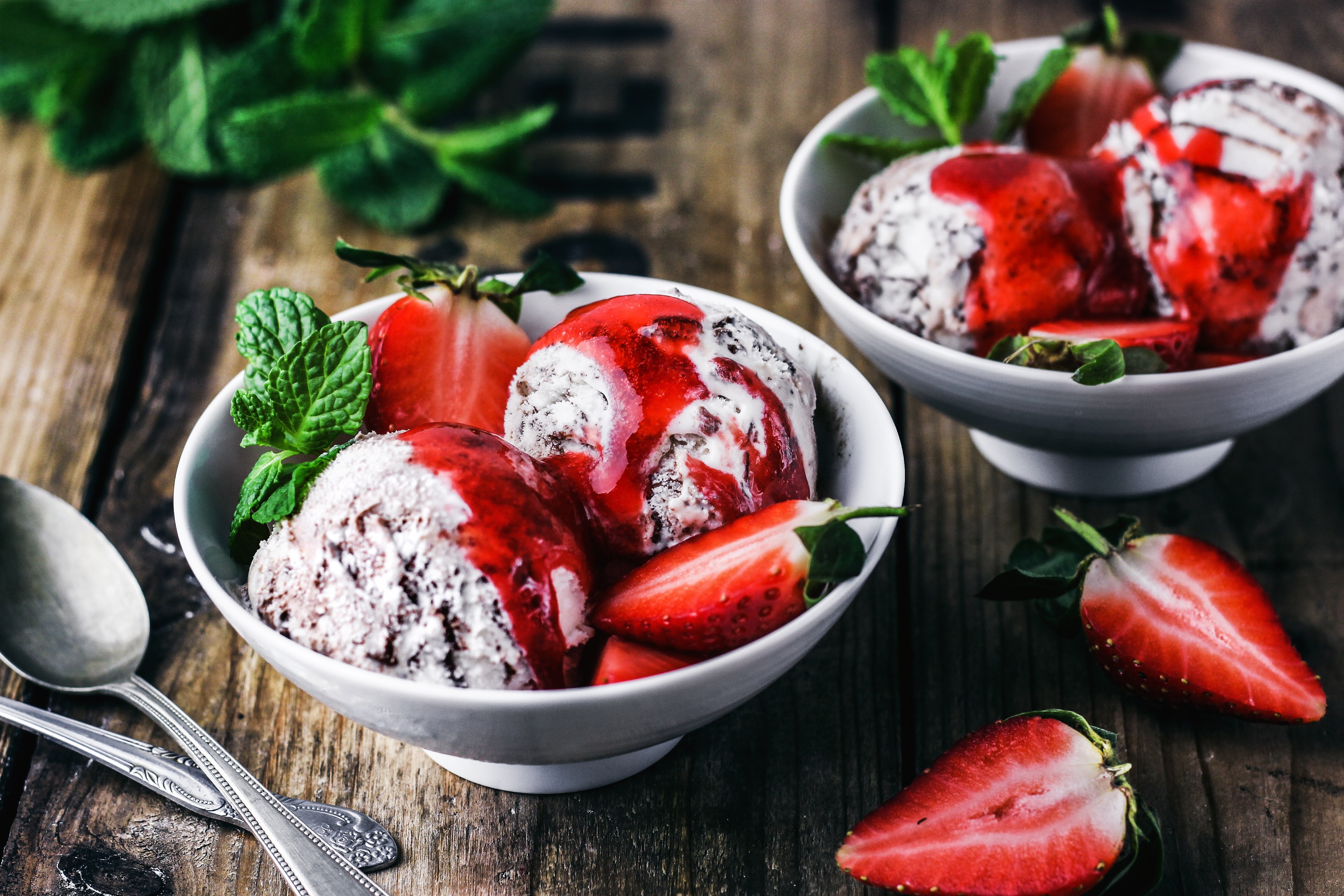Stracciatella mit Erdbeeren & Minze Stracciatella mit Erdbeeren & Minze