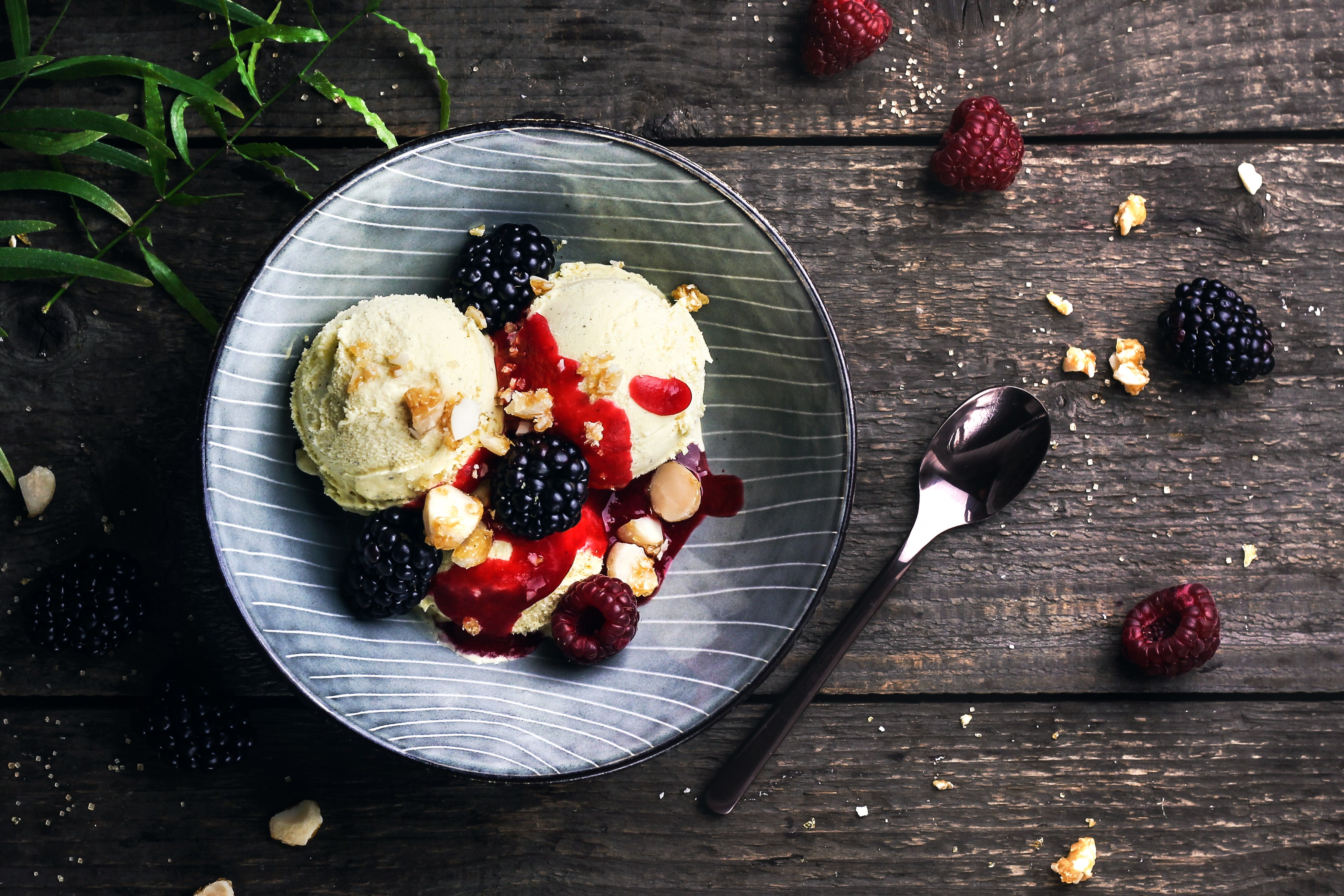 Bourbon Vanille mit Himbeersauce