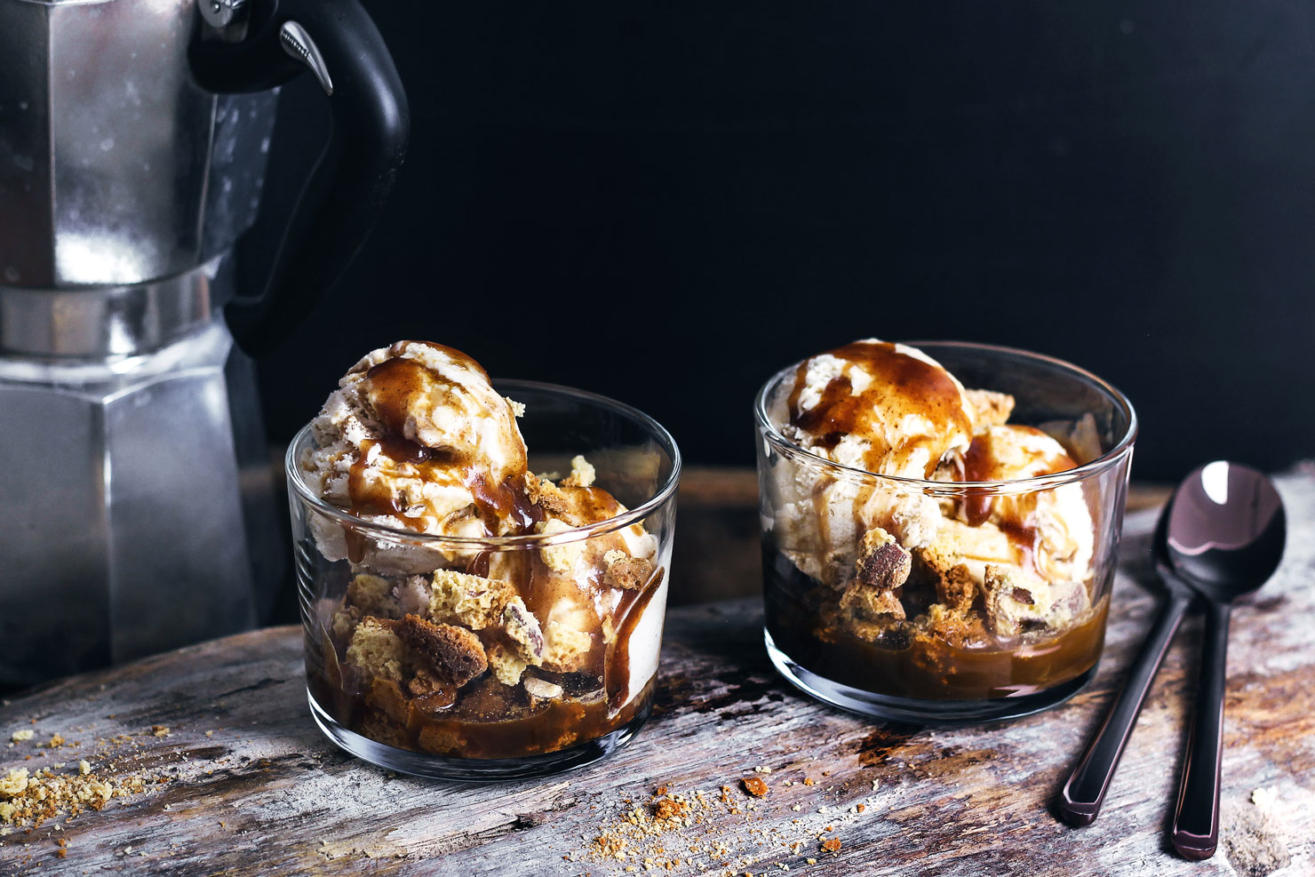 Affogato mit Gebrannte-Mandel-Eis & Karamellsauce