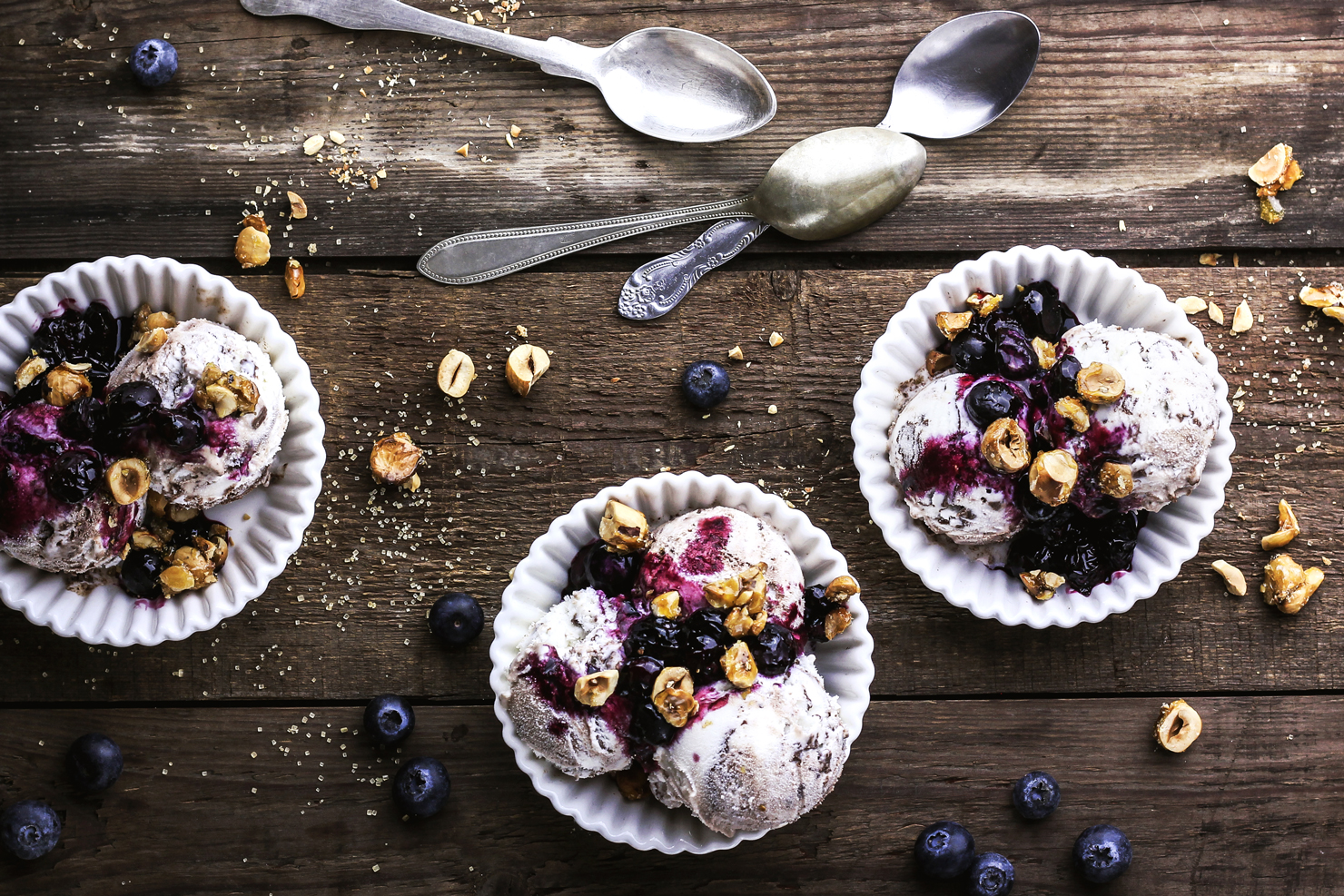 Stracciatella mit gebackenen Heidelbeeren und Haselnusskrokant