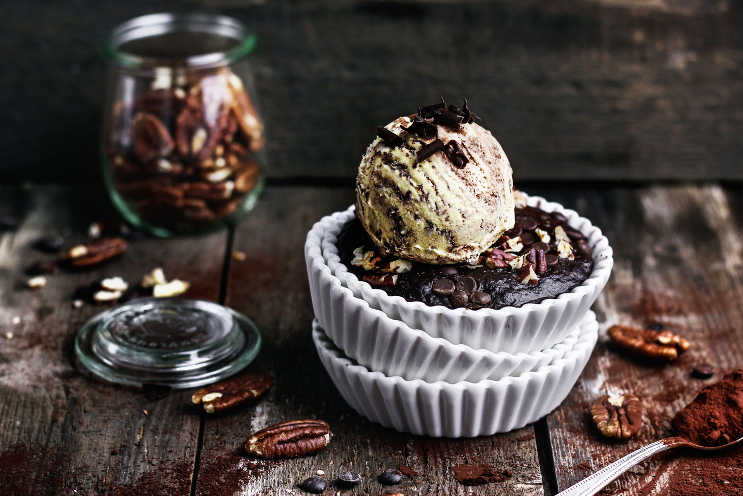 Vanilla Chocolate auf Brownie mit Pekannüssen