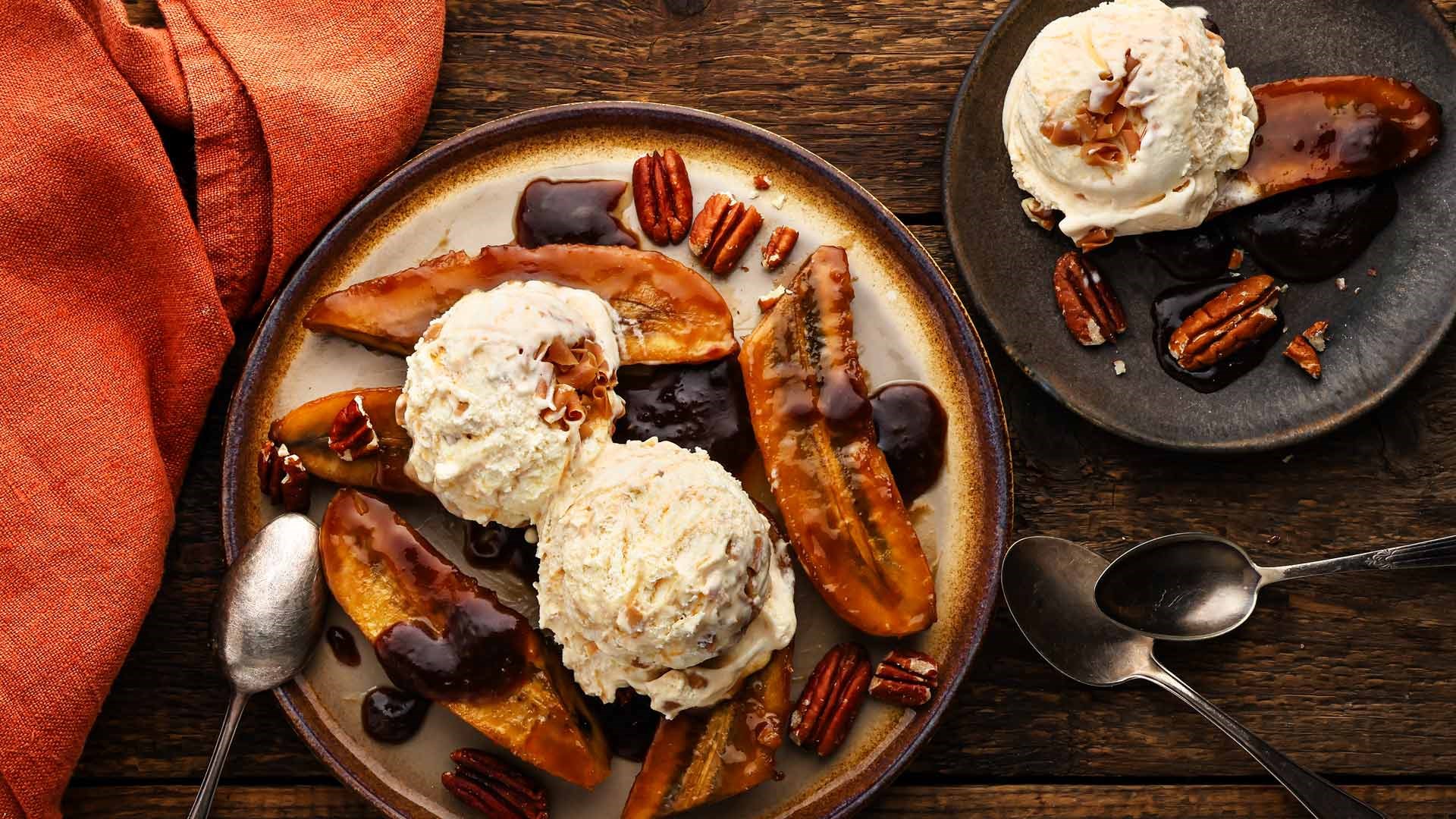 Karamell-Bananen mit Salted Caramel Eis